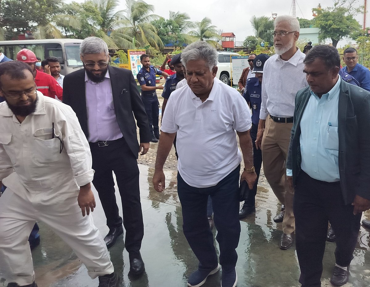 চট্টগ্রামের সীতাকুন্ডের সোনাইছড়ি ইউনিয়নে একটি জাহাজভাঙা কারখানা পরিদর্শন করেন নৌ পরিবহন উপদেষ্টা সাখাওয়াত হোসেন। আজ বেলা ১টার দিকে