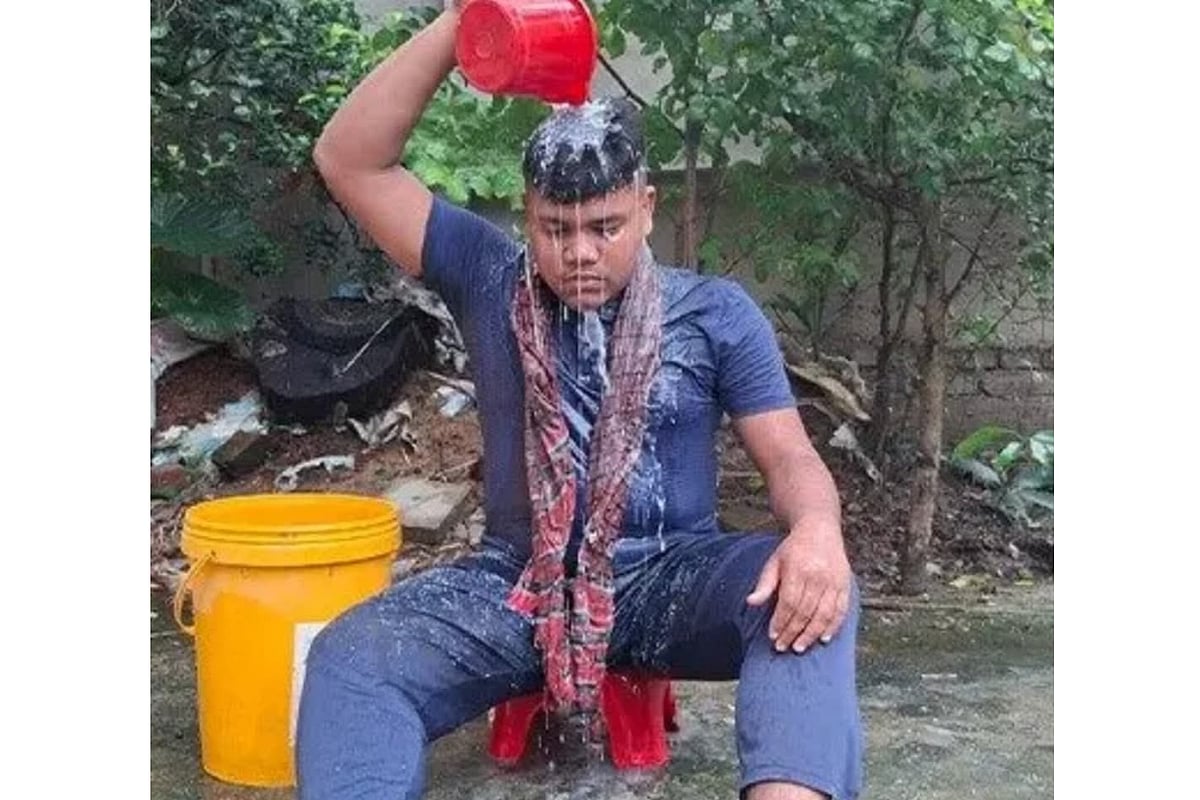 দুধ দিয়ে গোসল করে ছাত্রলীগ থেকে পদত্যাগের ঘোষণা দেয় গোপালগঞ্জ সদর উপজেলার চন্দ্রদিঘলিয়া ইউনিয়ন ছাত্রলীগের সাংগঠনিক সম্পাদক ফাহিম ভূঁইয়া