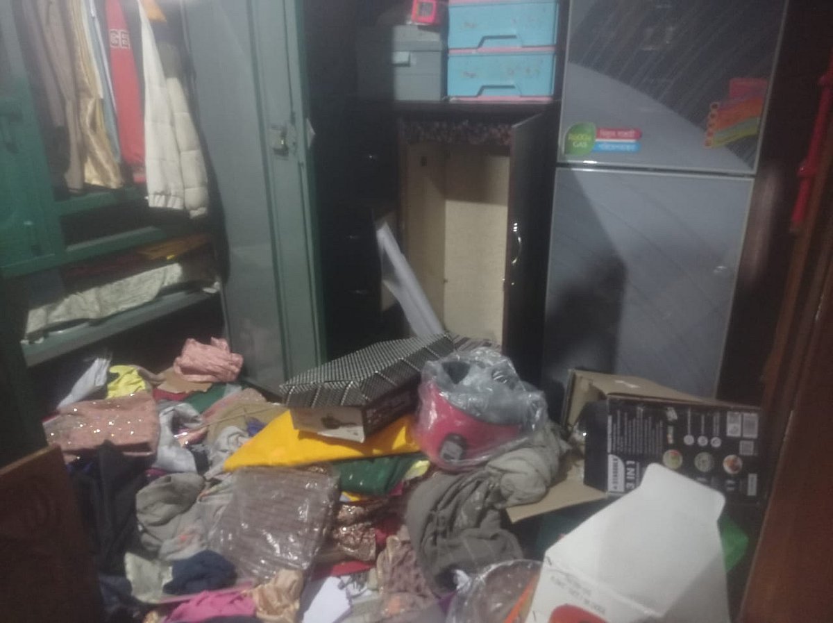 গাজীপুরের শ্রীপুরে বিএনপি নেতার বাড়িতে ছড়িয়ে-ছিটিয়ে থাকা জিনিসপত্র। আজ সকালে তোলা ছবি