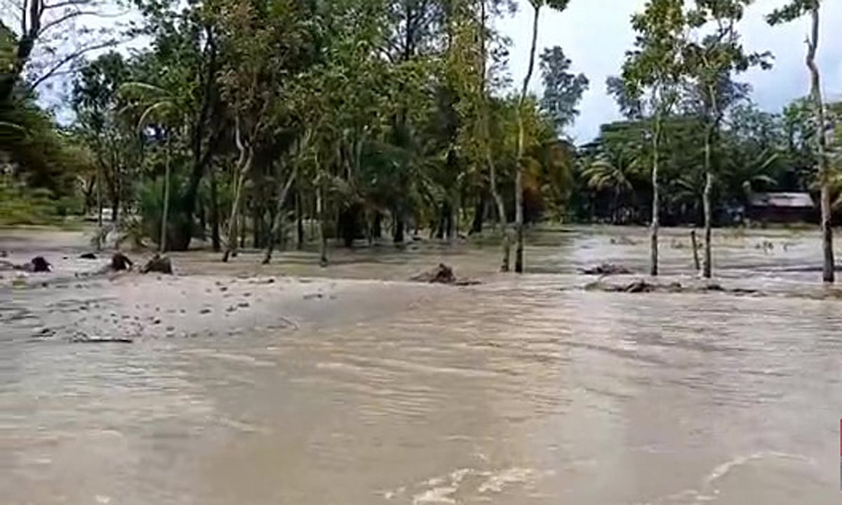 অস্বাভাবিক জোয়ারের পানিতে প্লাবিত নোয়াখালীর হাতিয়ার চেয়ারম্যানঘাট এলাকা। আজ দুপুর আড়াইটায়