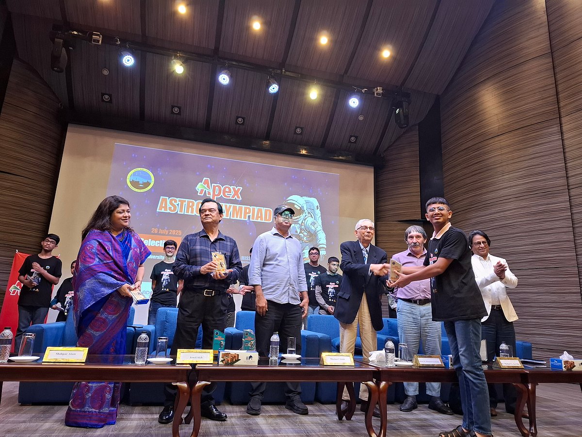 বিজয়ী শিক্ষার্থীর হাতে পুরস্কার তুলে দেন বাংলাদেশ ব্যাংকের সাবেক গভর্নর অধ্যাপক মোহাম্মদ ফরাসউদ্দিন। ঢাকা, ২৬ জুলাই