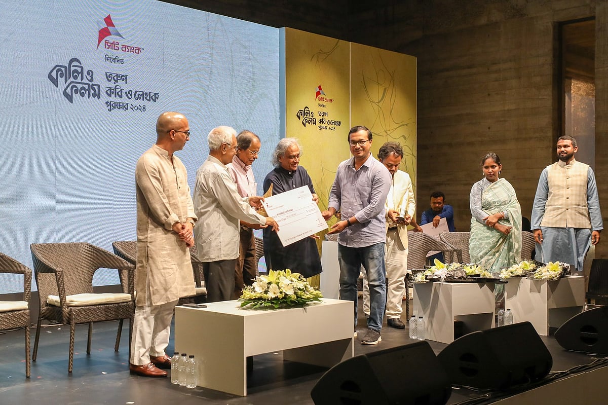 সিটি ব্যাংক নিবেদিত ‘কালি ও কলম তরুণ কবি ও লেখক পুরস্কার ২০২৪’ বিতরণী অনুষ্ঠানে সাহিত্যের বিভিন্ন শাখায় পাঁচ তরুণ কবি ও লেখককে এই পুরস্কার দেওয়া হয়