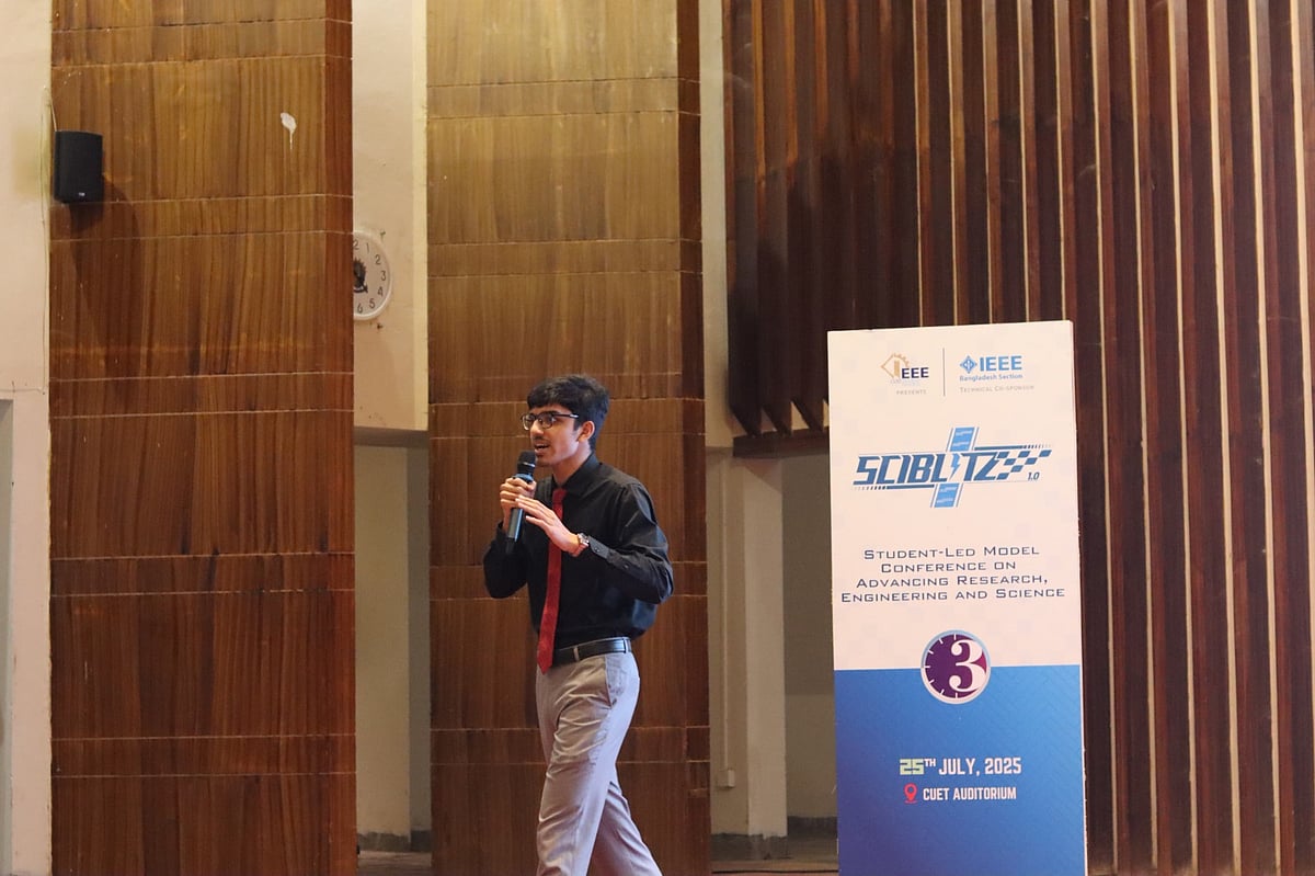 তিন মিনিটে নিজেদের গবেষণা কর্ম উপস্থাপনা করেন তরুন গবেষকেরা। গতকাল চট্টগ্রাম প্রকৌশল ও প্রযুক্তি বিশ্ববিদ্যালয়ের কেন্দ্রীয় মিলনায়তনে