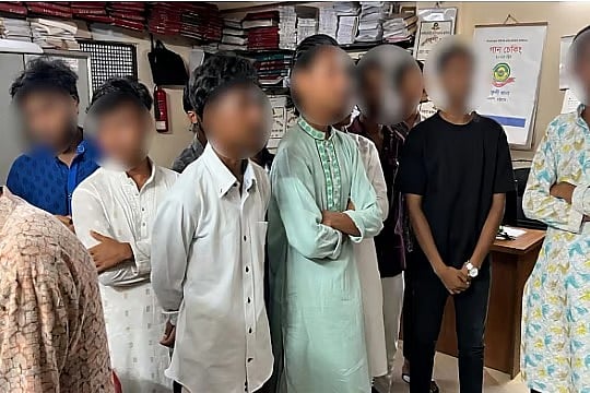 ভিডিও তৈরির সময় চট্টগ্রামের কর্ণফুলীতে আটক ১২ তরুণ। পরে তাঁদের বিরুদ্ধে সন্ত্রাসবিরোধী আইনে মামলা হয়