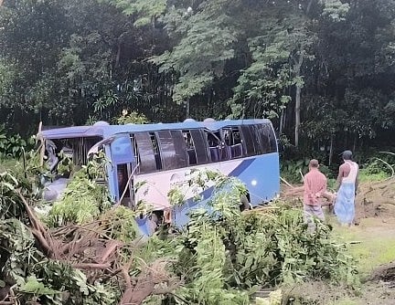 যাত্রীবাহী বাসটি নিয়ন্ত্রণ হারিয়ে বিলে পড়ে যায়। আজ সকালে চট্টগ্রাম-কক্সবাজার মহাসড়কের রামুর বাংলাবাজার এলাকায়