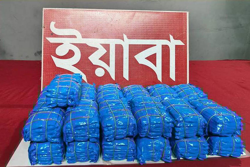 পোশাকের ভাঁজে ইয়াবা রেখে পাচারের চেষ্টায় দুই নারীকে গ্রেপ্তার করা হয়েছে। এসব ইয়াবার মূল্য প্রায় দেড় কোটি টাকা