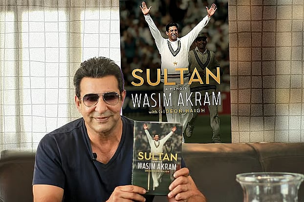 ‘সুলতান: আ মেমোয়র’  হাতে ওয়াসিম আকরাম