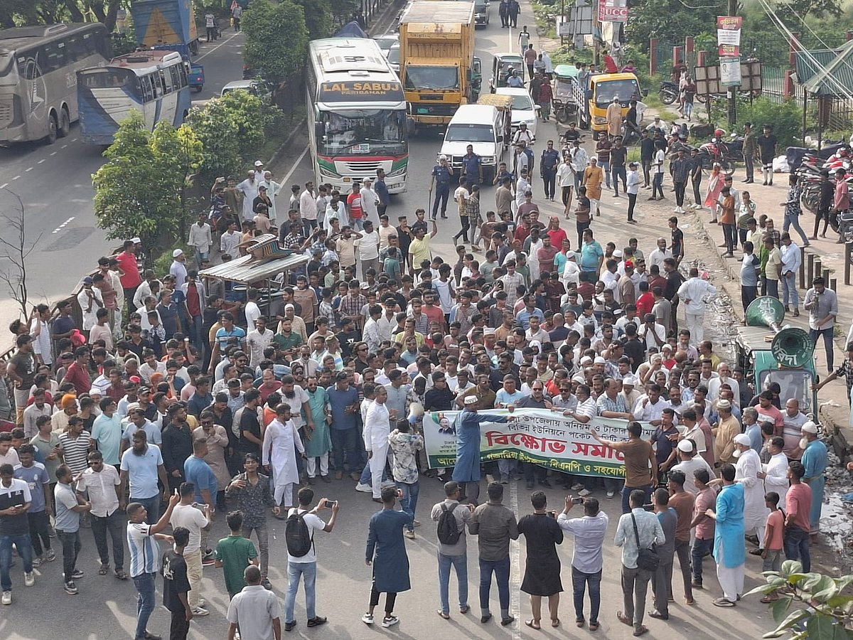 ঢাকা-চট্টগ্রাম মহাসড়ক অবরোধ করে বিএনপির নেতা–কর্মীদের বিক্ষোভ। শনিবার বিকেলে মুন্সিগঞ্জের গজারিয়া উপজেলার ভবেরচর বাসস্ট্যান্ড এলাকায়