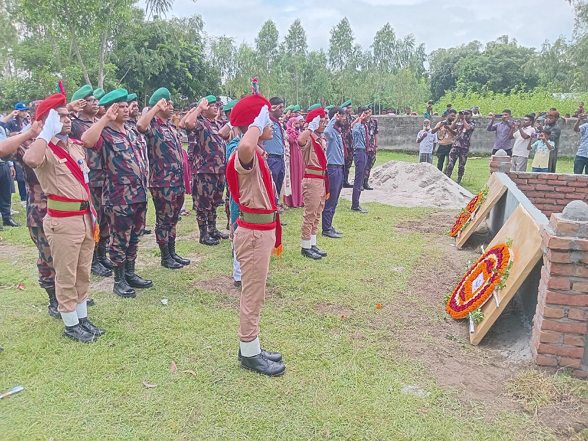 রাজধানীর উত্তরায় মাইলস্টোন স্কুল অ্যান্ড কলেজে বিমান বিধ্বস্তের ঘটনায় নিহত শিক্ষক মাহেরীন চৌধুরীর কবরে বিজিবির শ্রদ্ধা। আজ বেলা ১১টার দিকে নীলফামারীর জলঢাকা উপজেলার চৌধুরীপাড়া এলাকায়
