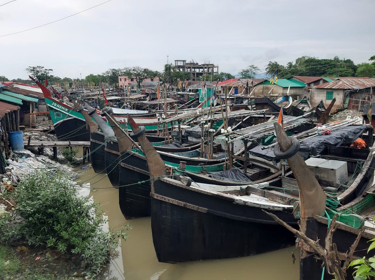 টেকনাফ-সেন্ট মার্টিন নৌরুটে তিনদিন ধরে নৌযান চলাচল বন্ধ রয়েছে। এ কারণে টেকনাফ পৌরসভার কায়ুকখালীয়া খালে নোঙর করে রাখা হয়েছে সার্ভিস ট্রলার। আজ দুপুরে তোলা
