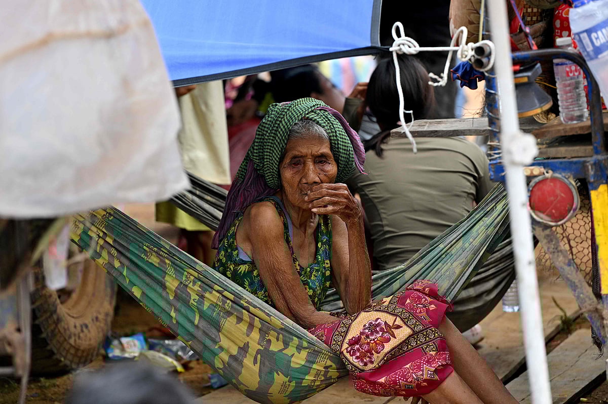 সংঘাতের মধ্যে সীমান্ত এলাকা থেকে পালিয়ে এসেছেন এই বৃদ্ধা। আশ্রয় নিয়েছেন একটি প্যাগোডায়। আজ কম্বোডিয়ার ওদ্দার মিনচে প্রদেশে