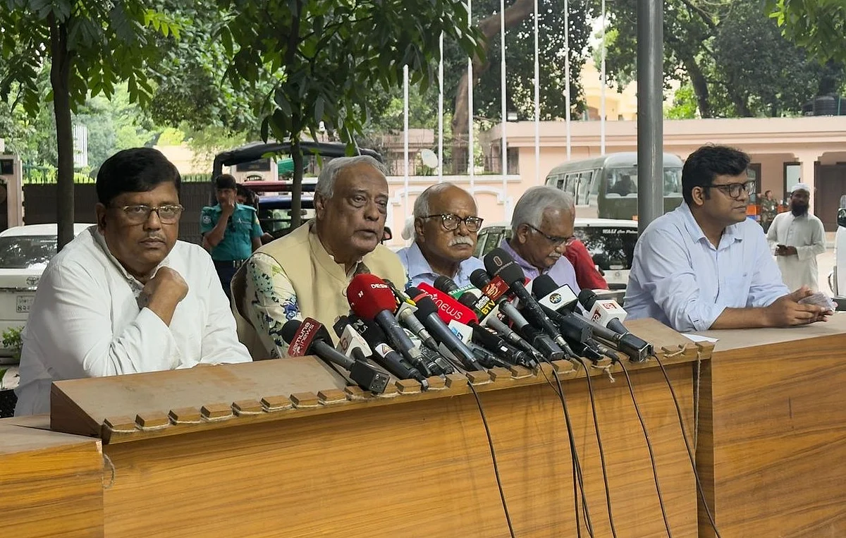 জাতীয় পার্টির (কাজী জাফর) চেয়ারম্যান মোস্তফা জামাল হায়দার সাংবাদিকদের সঙ্গে কথা বলেন। ঢাকা, ২৬ জুলাই