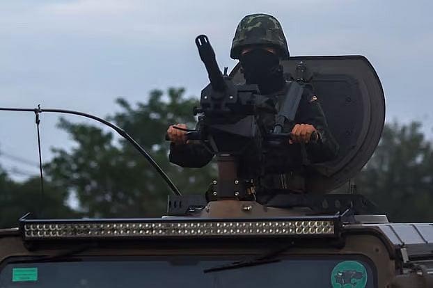 কম্বোডিয়ার সঙ্গে সংঘাতের মধ্যেই একটি সামরিক যান চালাচ্ছেন থাইল্যান্ডের এক সেনা। বুরিরাম প্রদেশ, থাইল্যান্ড, ২৫ জুলাই ২০২৫