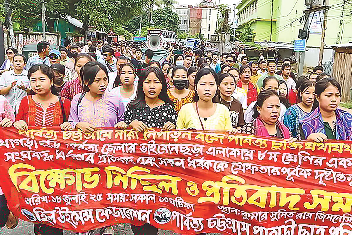 কিশোরীকে দলবদ্ধ ধর্ষণের ঘটনায় জড়িতদের বিচারের দাবিতে বিক্ষোভ