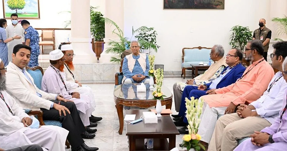  প্রধান উপদেষ্টা অধ্যাপক মুহাম্মদ ইউনূস ১৪টি দল ও জোটের নেতাদের সঙ্গে বৈঠক করেন। যমুনা, ঢাকা, ২৬ জুলাই