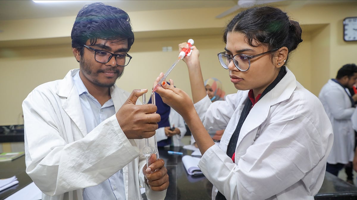 ফার্মেসি হলো ওষুধ প্রস্তুত বিদ্যা বা ম্যানুফ্যাকচারিং অব মেডিসিন