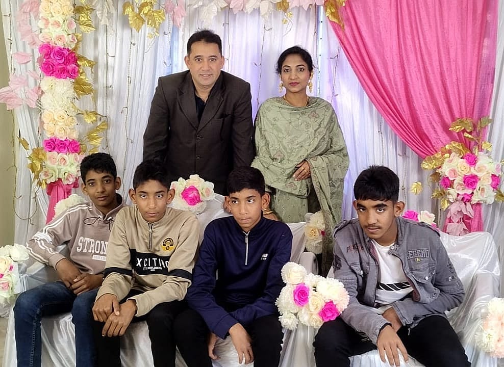 একসঙ্গে জন্ম নেওয়া চার ছেলের সঙ্গে বাবা–মা