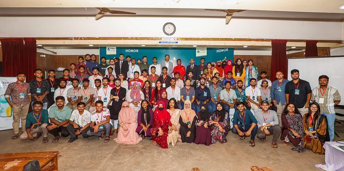 প্রথম আলো বন্ধুসভা-অনারের যৌথ উদ্যোগে ‘স্মার্ট স্কিল ফ্রম লার্নিং টু লিডিং’ বিষয়ক কর্মশালার উদ্বোধনী অনুষ্ঠান।  জহির রায়হান মিলনায়তন, জাহাঙ্গীরনগর বিশ্ববিদ্যালয়, ২৬ জুলাই