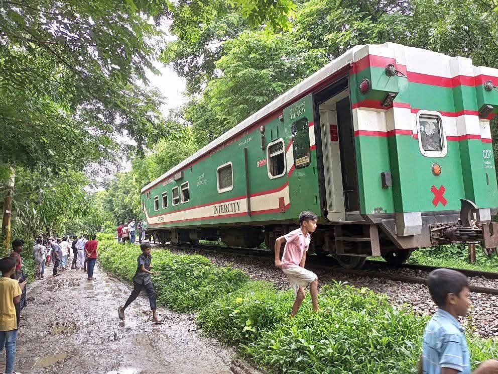 চট্টগ্রামের বোয়ালখালীর গোমদণ্ডী এলাকায় হুগ ভেঙে রেললাইনে আটকে আছে কক্সবাজার এক্সপ্রেসের গার্ড ব্রেক বগি। আজ বেলা সাড়ে তিনটায়