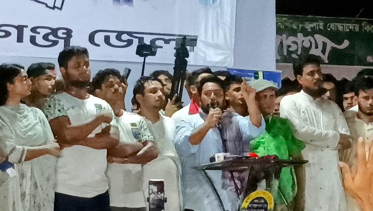 পথসভায় বক্তব্য দিচ্ছেন এনসিপির আহ্বায়ক নাহিদ ইসলাম। শনিবার রাতে কিশোরগঞ্জ জেলা শহরের পুরান থানা এলাকায়