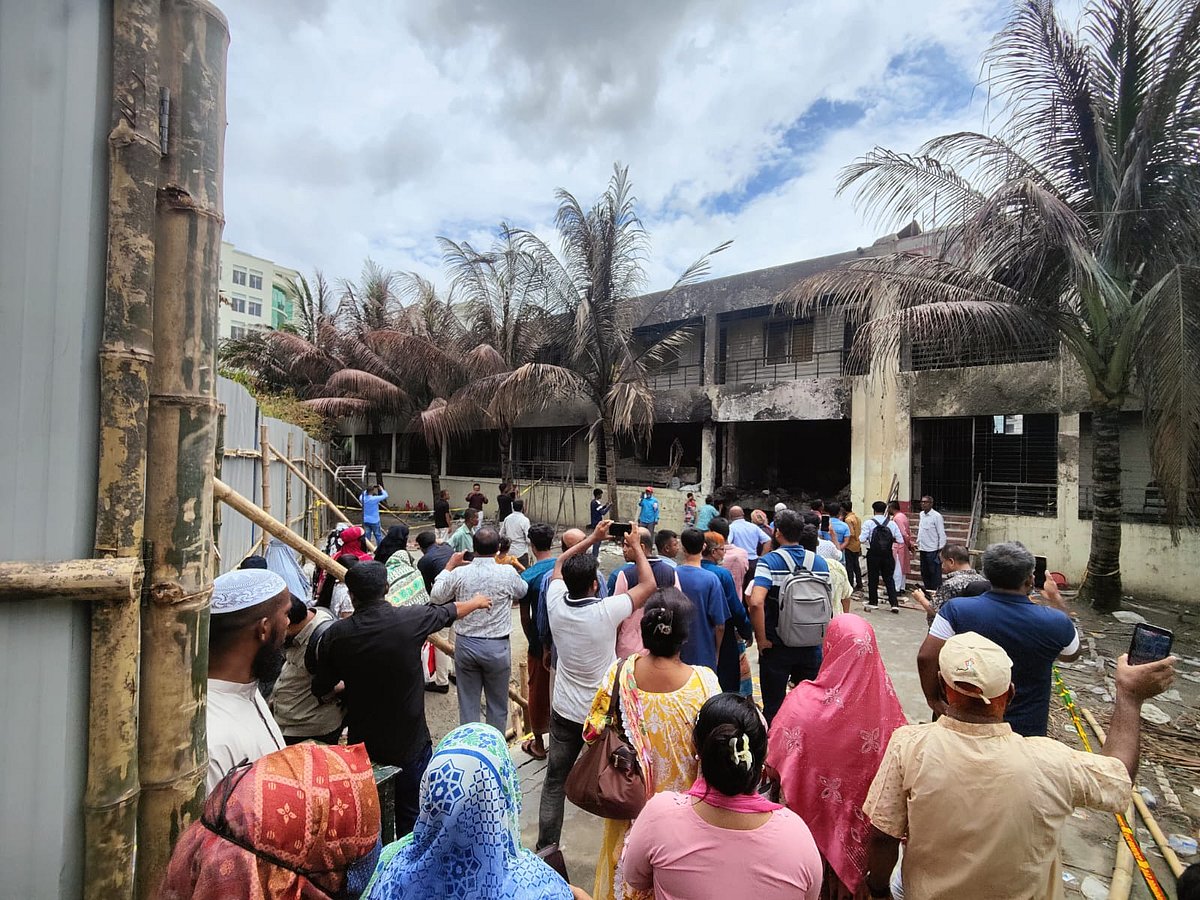 যুদ্ধবিমান বিধ্বস্তের স্থান দেখতে ভিড় করেছেন অনেকে। রাজধানীর উত্তরার দিয়াবাড়ির মাইলস্টোন স্কুল অ্যান্ড কলেজ, ২৬ জুলাই ২০২৫