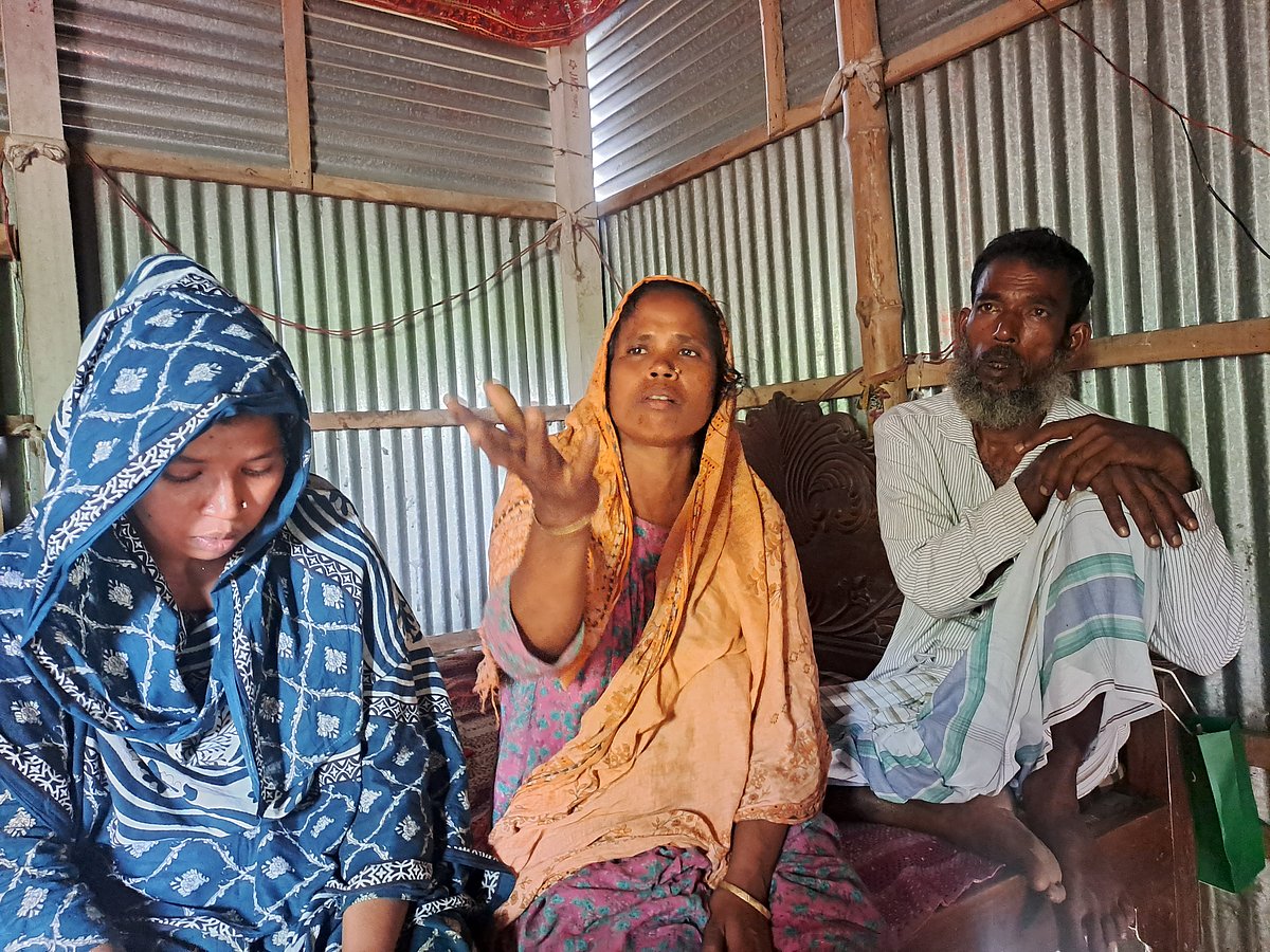 ছেলের মৃত্যুতে এভাবেই বিলাপ করছেন গাইবান্ধা সদর উপজেলার বাগুরিয়া গ্রামের নিহত সিজু মিয়ার মা রিক্তা বেগম। শনিবার দুপুরে