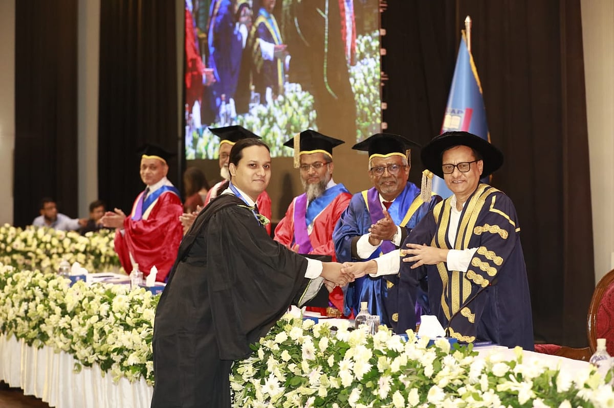 রাজধানীর সেনা প্রাঙ্গণে আজ শনিবার ইউনিভার্সিটি অব এশিয়া প্যাসিফিকের (ইউএপি) ১১তম সমাবর্তনে প্রাথমিক ও গণশিক্ষা উপদেষ্টা বিধান রঞ্জন রায়