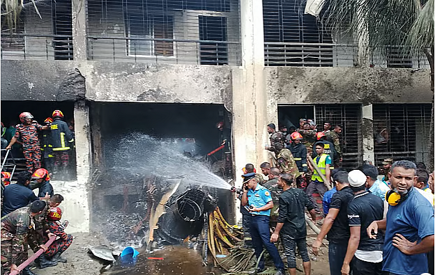রাজধানীর উত্তরায় মাইলস্টোন স্কুল অ্যান্ড কলেজ ভবনে বিমান বাহিনীর প্রশিক্ষণ বিমান বিধ্বস্ত হয়