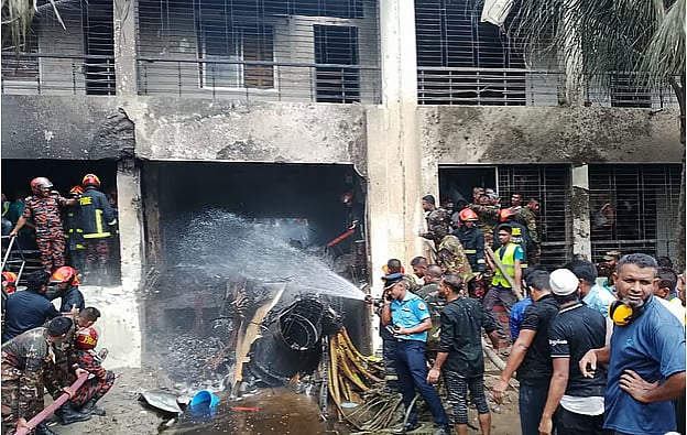 Kameraga uning mushukini yaqindan korsatadi