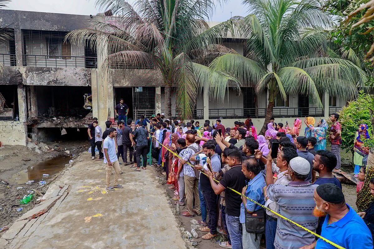 বিমান বিধ্বস্ত হওয়া স্কুলভবন দেখতে মানুষের ভীড়। মাইলস্টোন স্কুল, উত্তরা।