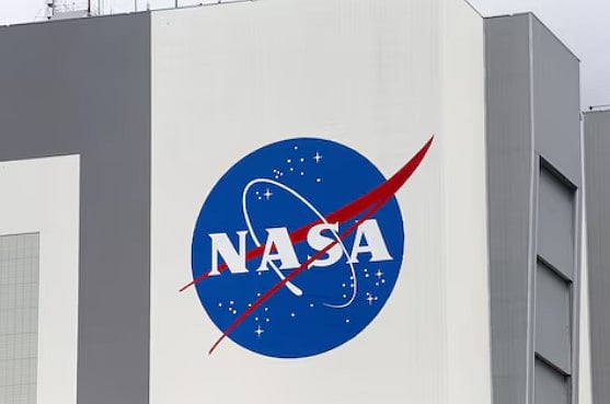 যুক্তরাষ্ট্রের ফ্লোরিডার কেপ ক্যানাভেরালে অবস্থিত কেনেডি স্পেস সেন্টারে নাসার লোগো দেখা যাচ্ছে। ১৬ এপ্রিল ২০২১