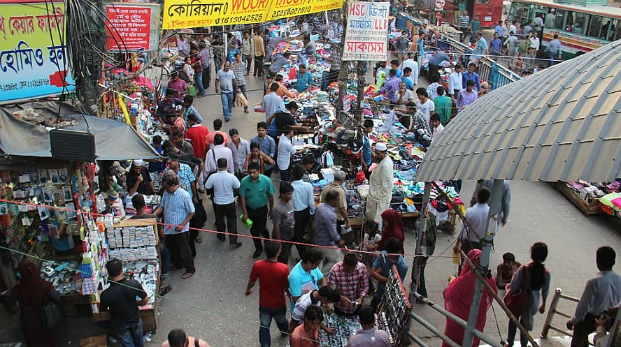 কোনটা ফুটপাত আর কোনটা রাস্তা-বোঝা মুশকিল। ফার্মগেটে পদচারী সেতু-সংলগ্ন এলাকার চিত্র।