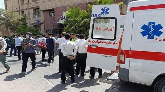ইরানের সিস্তান-বেলুচিস্তান প্রদেশে আদালত ভবনে হামলার পর হতাহতদের হাসপাতালে নেওয়ার জন্য অ্যাম্বুলেন্স অপেক্ষা করছে