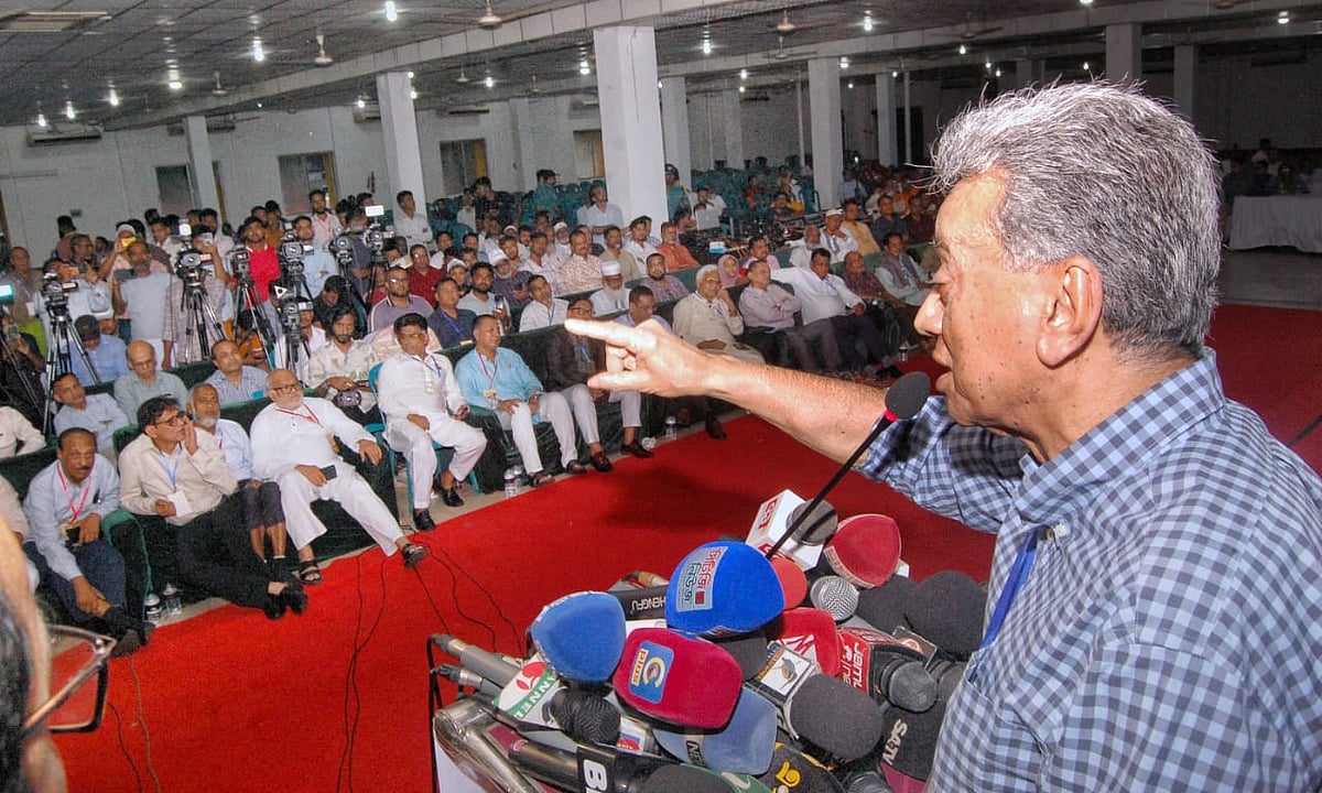 বাংলাদেশ সম্মিলিত পেশাজীবী পরিষদ চট্টগ্রাম শাখার সমাবেশে বক্তব্য দেন বিএনপির জাতীয় স্থায়ী কমিটির সদস্য আমীর খসরু মাহমুদ চৌধুরী। আজ সন্ধ্যায় নগরের জিইসি কনভেনশন হলে