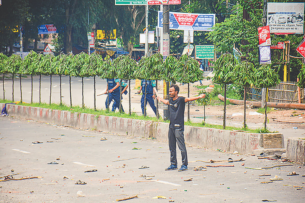 পুলিশের তাক করা অস্ত্রের সামনে বুক পেতে দাঁড়িয়ে ছিলেন বেগম রোকেয়া বিশ্ববিদ্যালয়ের শিক্ষার্থী আবু সাঈদ