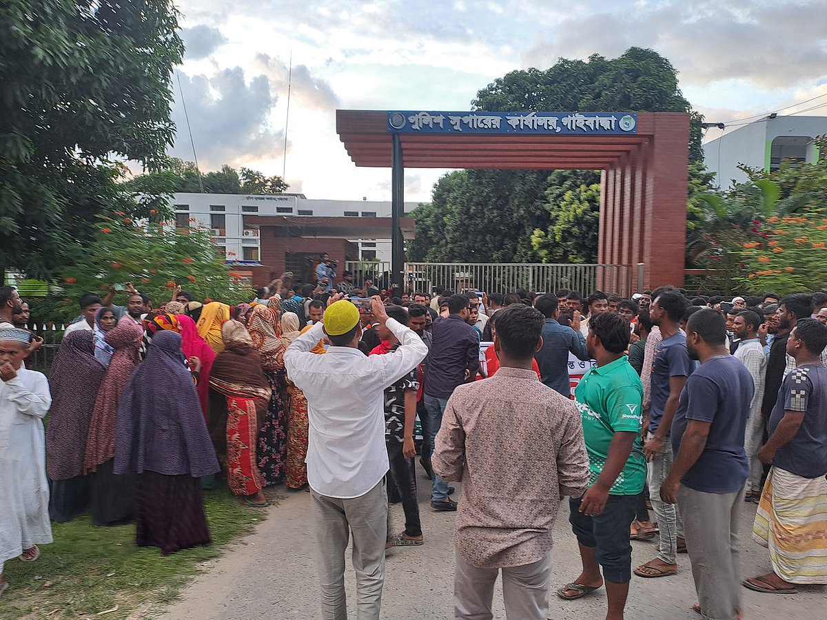 কলেজছাত্র সিজু মিয়া হত্যার বিচারের দাবিতে গাইবান্ধা শহরে মানববন্ধন, সড়ক অবরোধ, পুলিশ সুপার কার্যালয় ঘেরাও করেন স্থানীয় বাসিন্দারা। শনিবার সন্ধ্যায় পুলিশ সুপার কার্যালয়ের সামনে