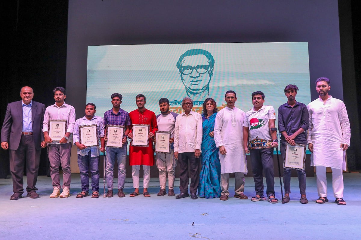 তাজউদ্দীন আহমদের জন্মশত বার্ষিকী উপলক্ষে বিভিন্ন ক্ষেত্রে অবদানের জন্য মুক্তিযোদ্ধা, জুলাইযোদ্ধা, সাংস্কৃতিক ব্যক্তিত্ব ও গুণীজনদের সম্মাননা দেওয়া হয়। বাংলা একাডেমির আবদুল করিম সাহিত্য বিশারদ মিলনায়তন। ২৬ জুলাই