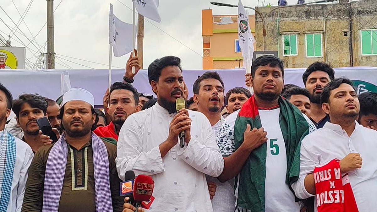 ভৈরবে পথসভায় বক্তব্য রাখছেন এনসিপির সদস্যসচিব আখতার হোসেন। আজ বিকেলে শহরের নদী বাংলা সেন্টার পয়েন্ট এলাকায়