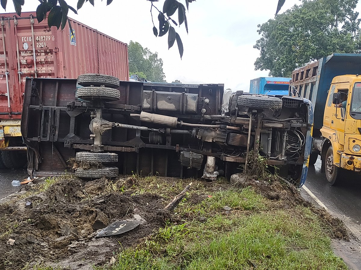 সড়ক বিভাজকের ওপর উল্টে পড়ে ট্রাকটি। আজ সকালে মিরসরাইয়ের জোরারগঞ্জ ইউনিয়নের সোনাপাহাড় এলাকায়