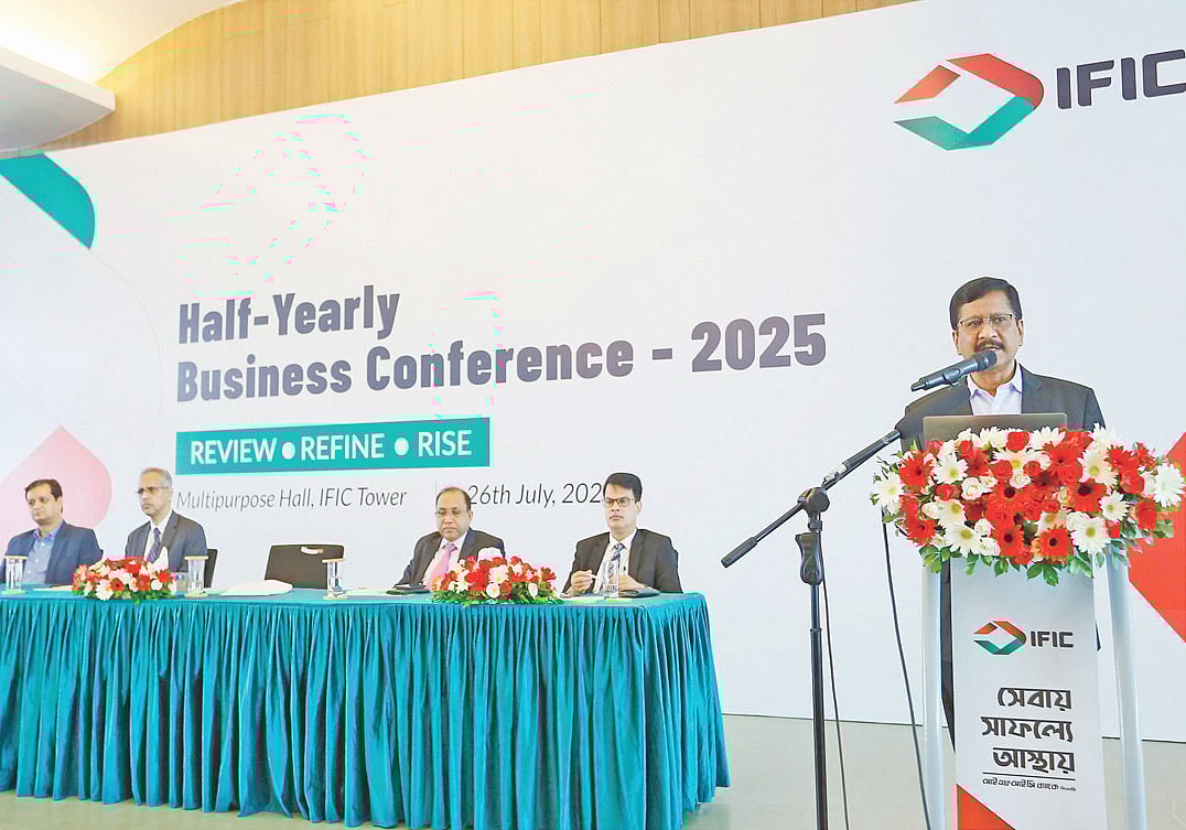 আইএফআইসি ব্যাংকের অর্ধবার্ষিক ব্যবসায়িক সম্মেলনে বক্তব্য দেন ব্যাংকের চেয়ারম্যান মো. মেহমুদ হোসেন। ঢাকা, ২৬ জুলাই