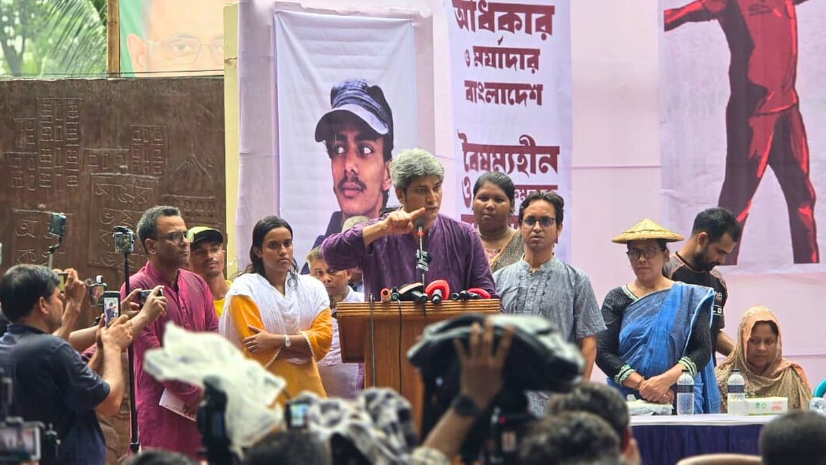 জুলাই সমাবেশে প্রধান অতিথির বক্তব্য দিচ্ছেন গণসংহতি আন্দোলনের প্রধান সমন্বয়কারী জোনায়েদ সাকি। রোববার বিকেলে টাঙ্গাইল শহীদ মিনার প্রাঙ্গণে