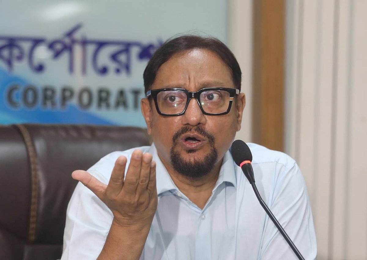 সংবাদ সম্মেলনে বক্তব্য দেন চট্টগ্রাম সিটি করপোরেশনের মেয়র শাহাদাত হোসেন। আজ দুপুরে নগরের টাইগারপাসে সিটি করপোরেশনের অস্থায়ী প্রধান কার্যালয়ে