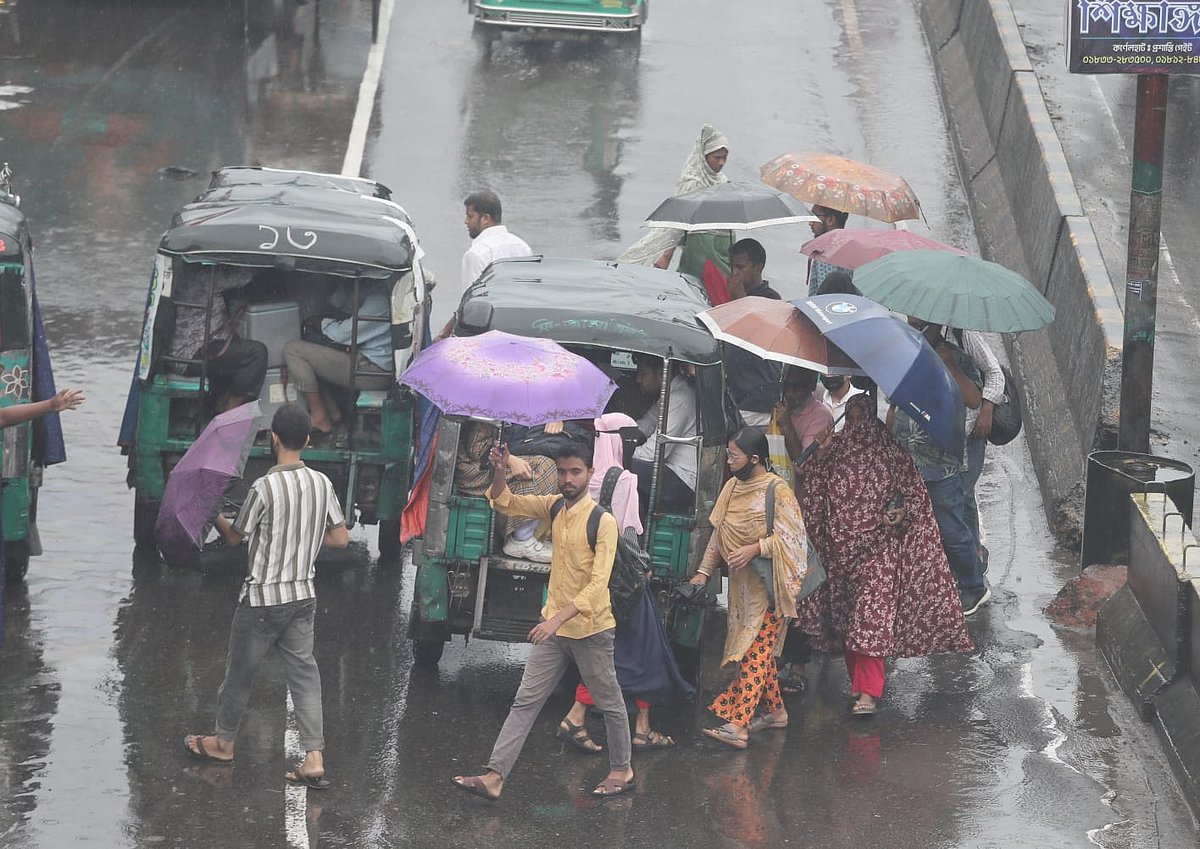 বৃষ্টির কারণে ভোগান্তিতে পড়েন কর্মস্থলমুখী মানুষ। আজ সকালে নগরের কর্নেল হাট এলাকায়