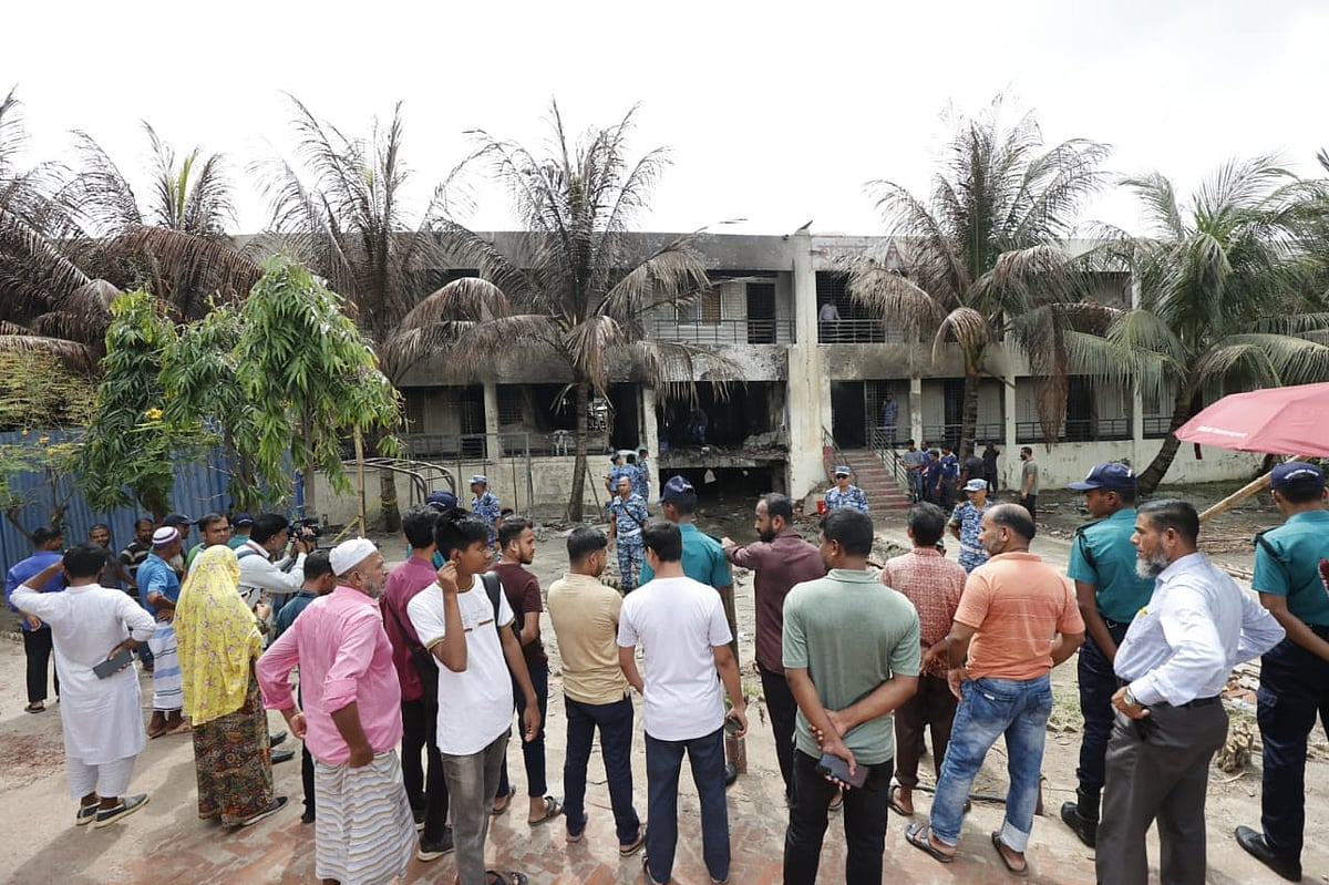 যুদ্ধবিমান বিধ্বস্তের স্থান দেখতে এসেছেন উৎসুক জনতা। আজ রোববার রাজধানীর উত্তরায় মাইলস্টোন স্কুল অ্যান্ড কলেজ ক্যাম্পাসে