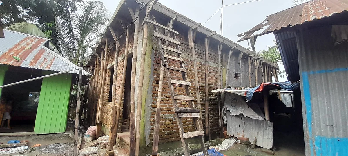 চাঁদাবাজির মামলায় গ্রেপ্তার বৈষম্যবিরোধী ছাত্র আন্দোলনের নেতা আবদুর রাজ্জাক ওরফে রিয়াদের গ্রামের বাড়িতে নির্মাণাধীন পাকা ভবন। আজ রোববার দুপুরে নোয়াখালীর সেনবাগ উপজেলার নবীপুর গ্রামে