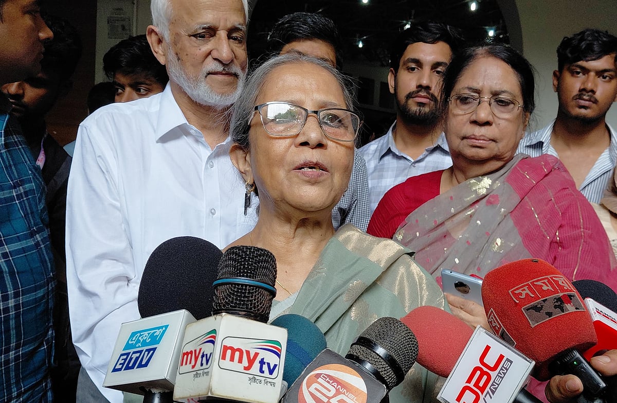 সাভারের গণ বিশ্ববিদ্যালয় আয়োজিত অনুষ্ঠানে যোগদানের পর সাংবাদিকদের সঙ্গে আলাপ করেন উপদেষ্টা ফরিদা আখতার। রোববার বেলা ১১টার দিকে সাভারের গণস্বাস্থ্য কেন্দ্রে