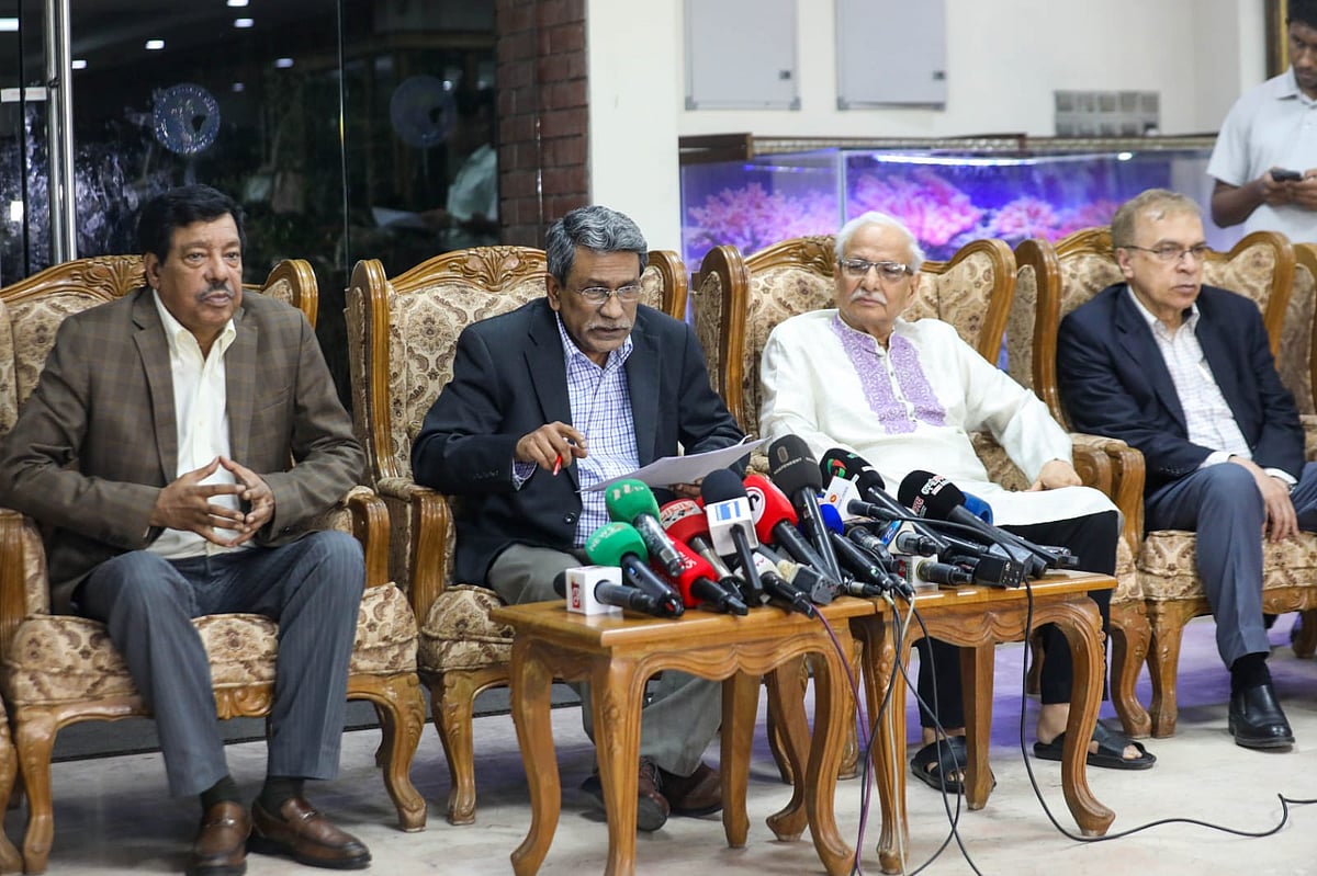 রাজনৈতিক দল ও জোটগুলোর সঙ্গে আলোচনা শেষে সাংবাদিকদের সঙ্গে কথা বলেন জাতীয় ঐকমত্য কমিশনের সহসভাপতি আলী রীয়াজ