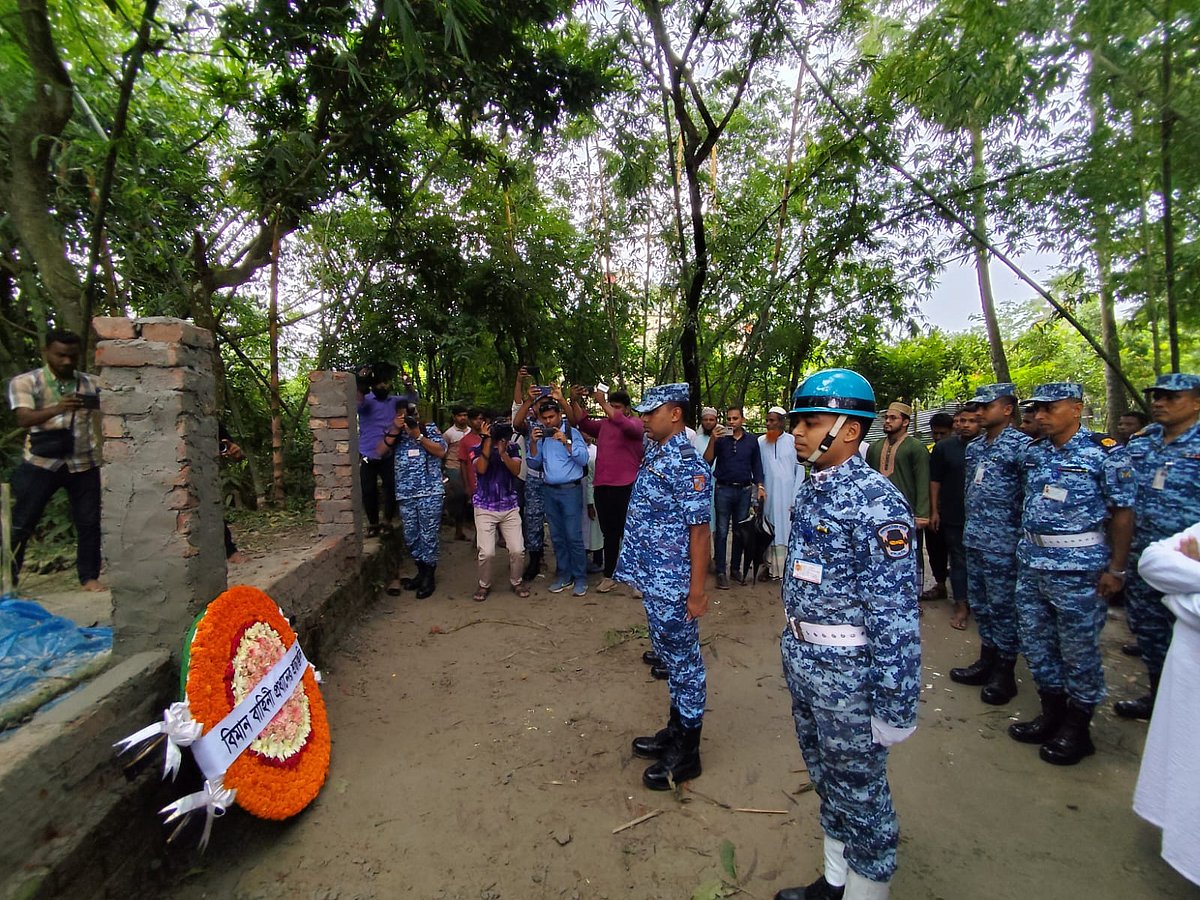 যুদ্ধবিমান বিধ্বস্তের সময় গুরুতর দগ্ধ হয়ে চিকিৎসাধীন অবস্থায় মারা যাওয়া শিশু মাহতাব রহমান ভূঁইয়ার (১৪) কবর জিয়ারত ও শ্রদ্ধা জ্ঞাপন করেছে বিমান বাহিনী প্রধানের একটি প্রতিনিধি দল। রোববার দুপুরে কুমিল্লার দেবীদ্বার উপজেলার রাজামেহার ইউনিয়নের চুলাশ গ্রামে