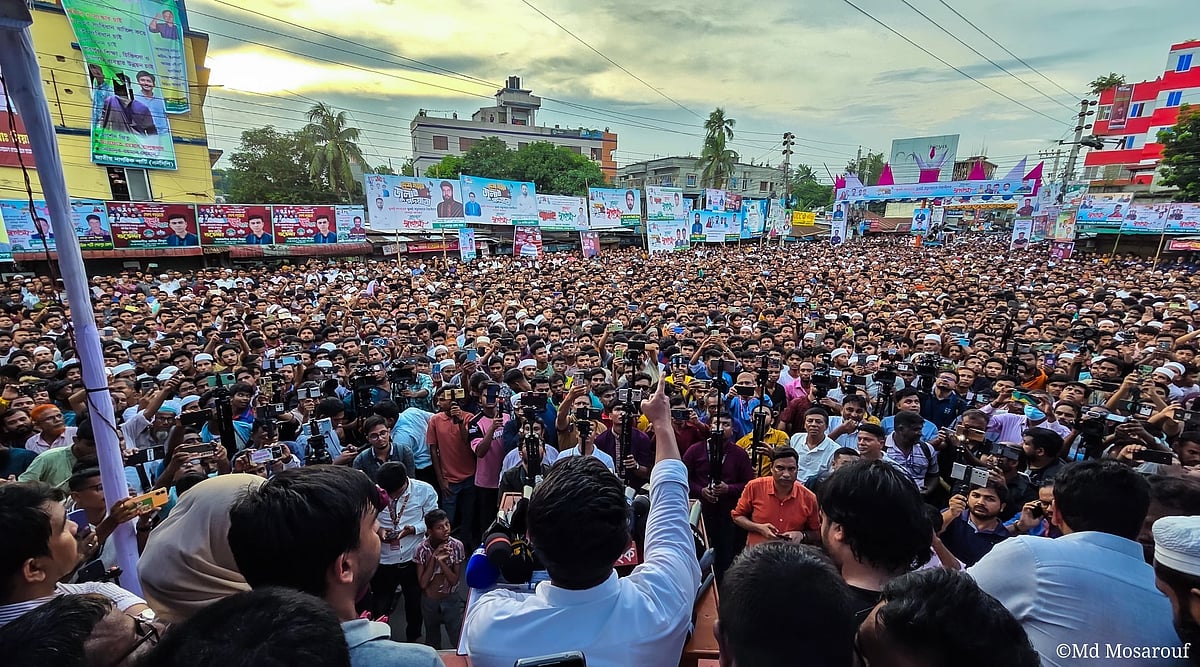 এনসিপির পথসভা।  আজ রোববার বিকেলে শেরপুরের থানা মোড় এলাকায়