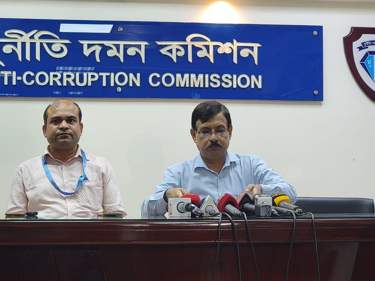 দুদকের মহাপরিচালক আক্তার হোসেন সংবাদ সম্মেলন করেন